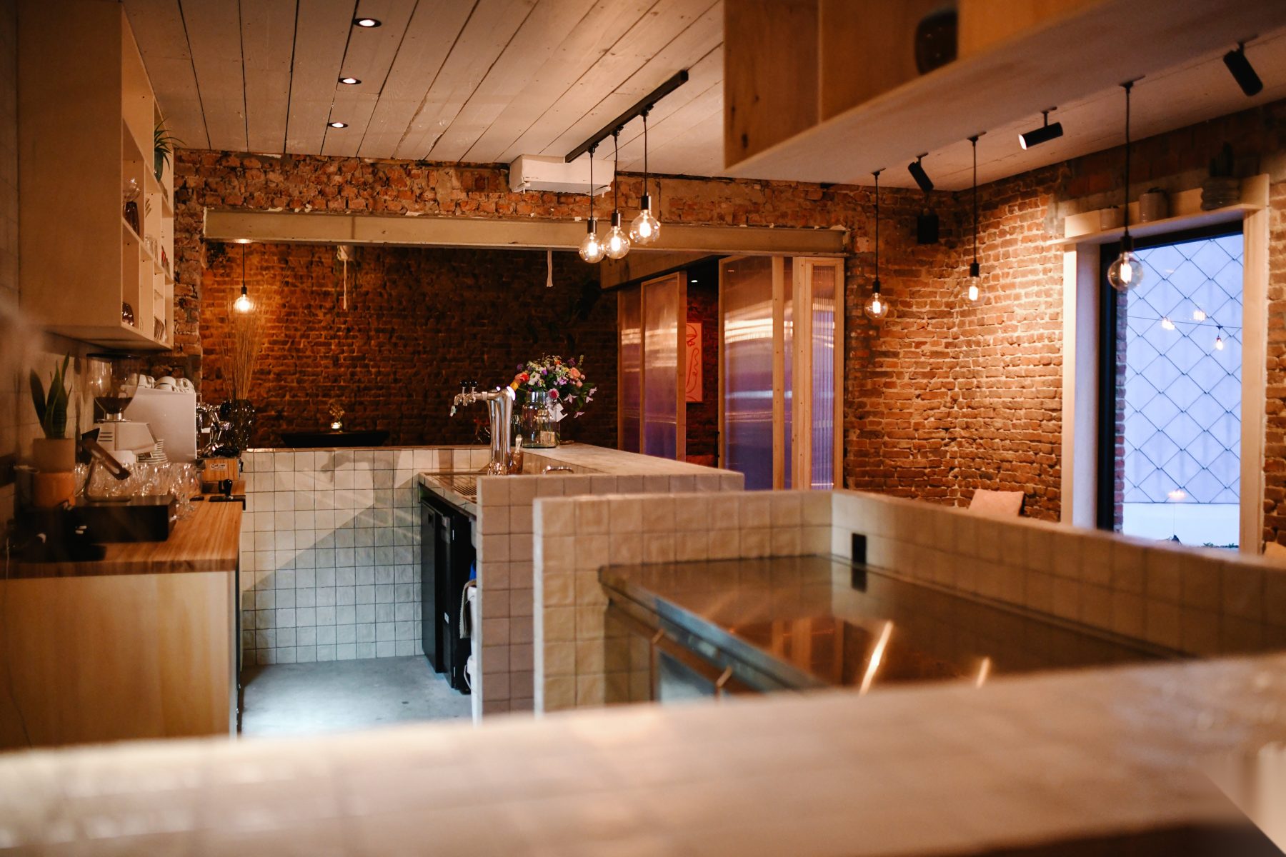 De bar van Lucy’s in avondlicht
