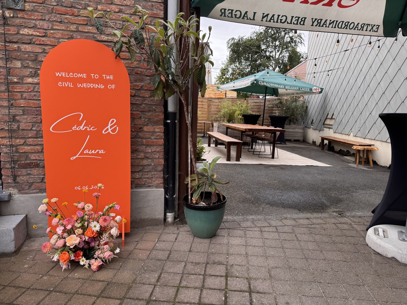 Welkomstbord bij een huwelijksreceptie