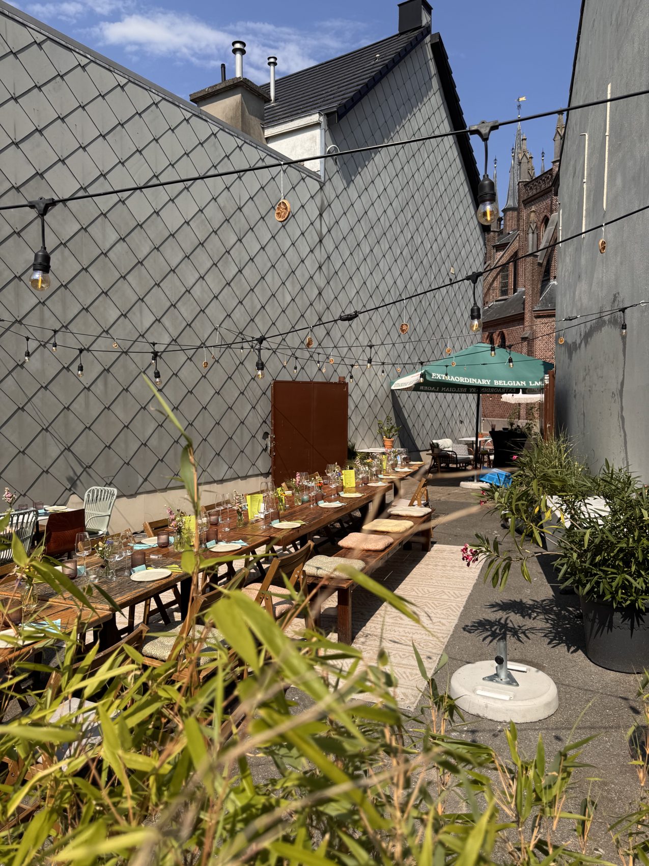 Lange gedekte tafel op het terras