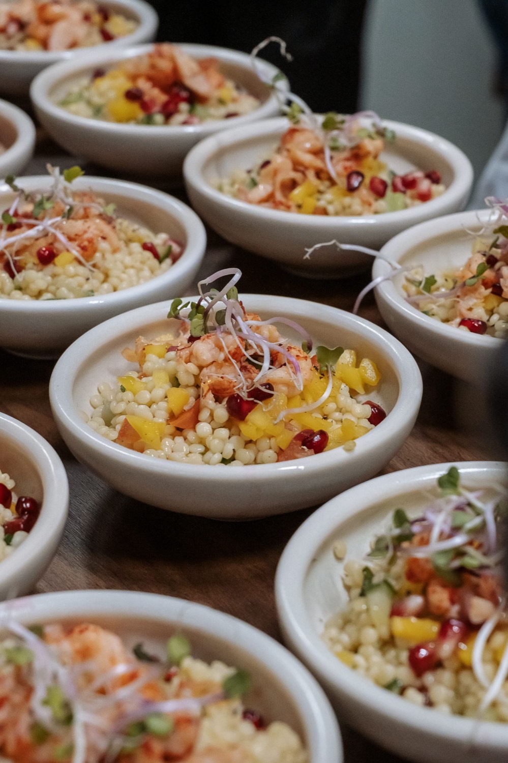Kommetjes parelcouscous met scampi, mango en granaatappel