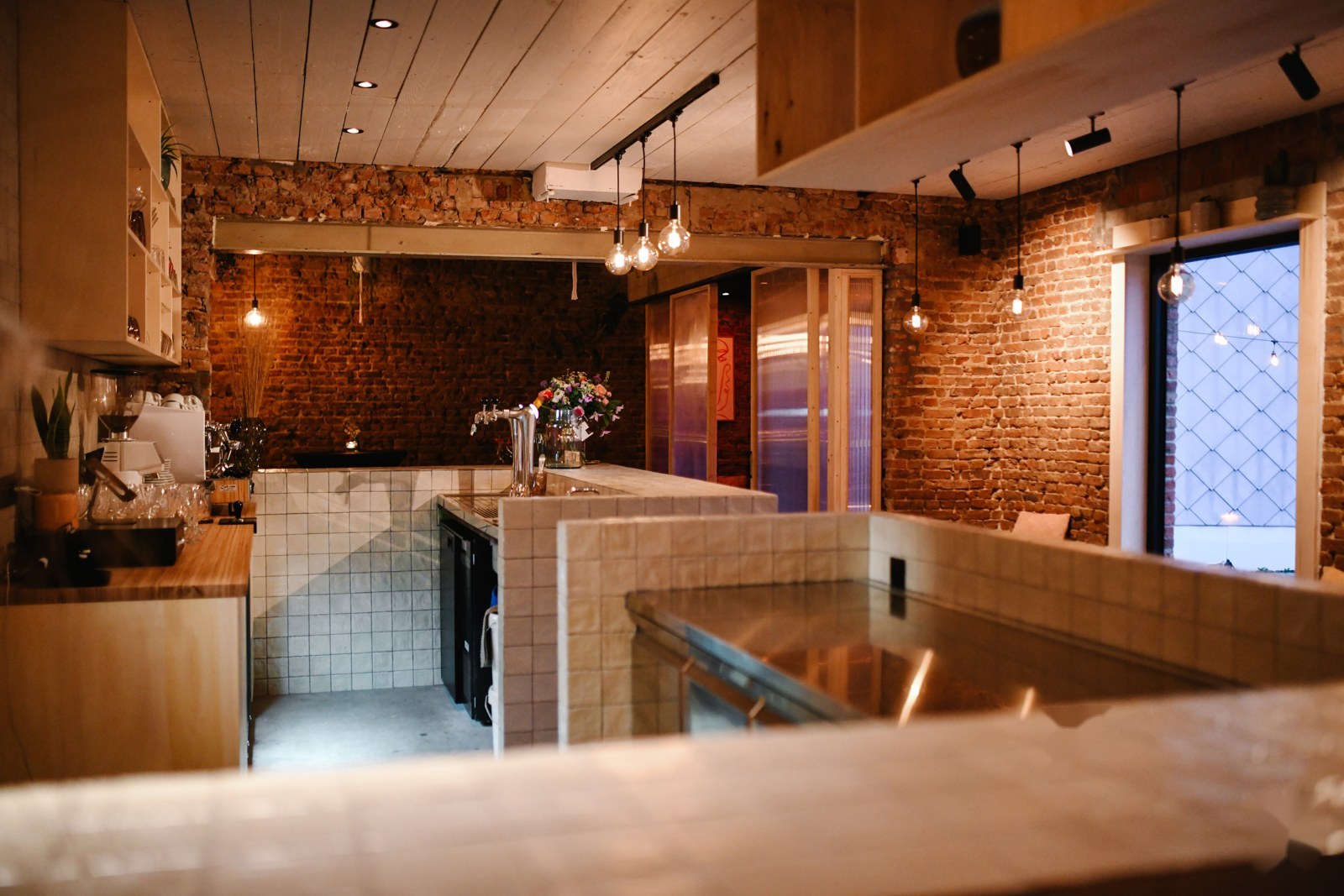 Achter de bar