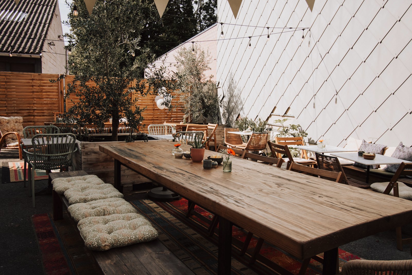 De lange tafel op het terras