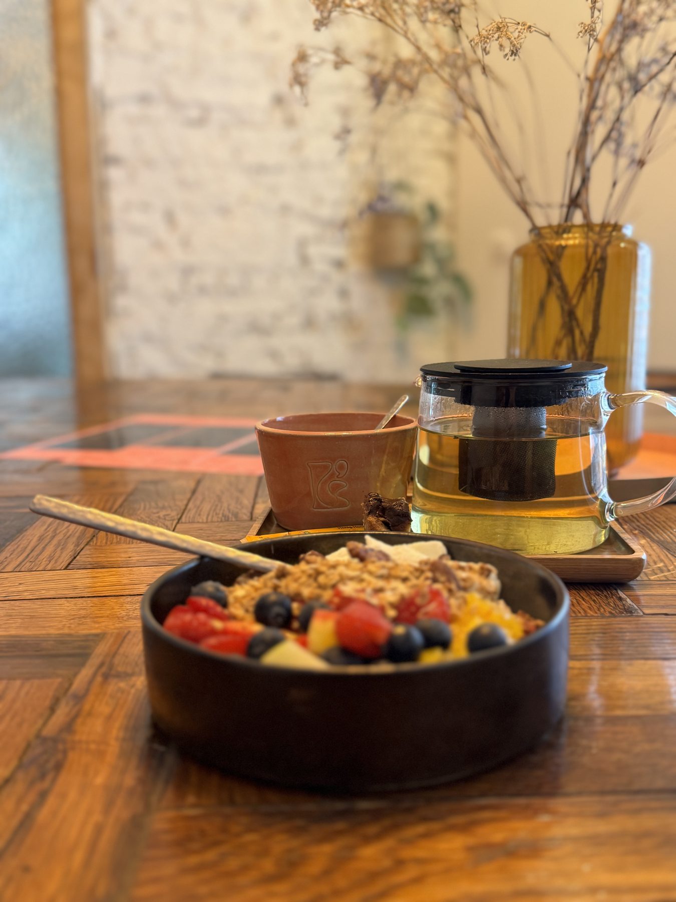 Yoghurt met granola en verse thee bij het ontbijt