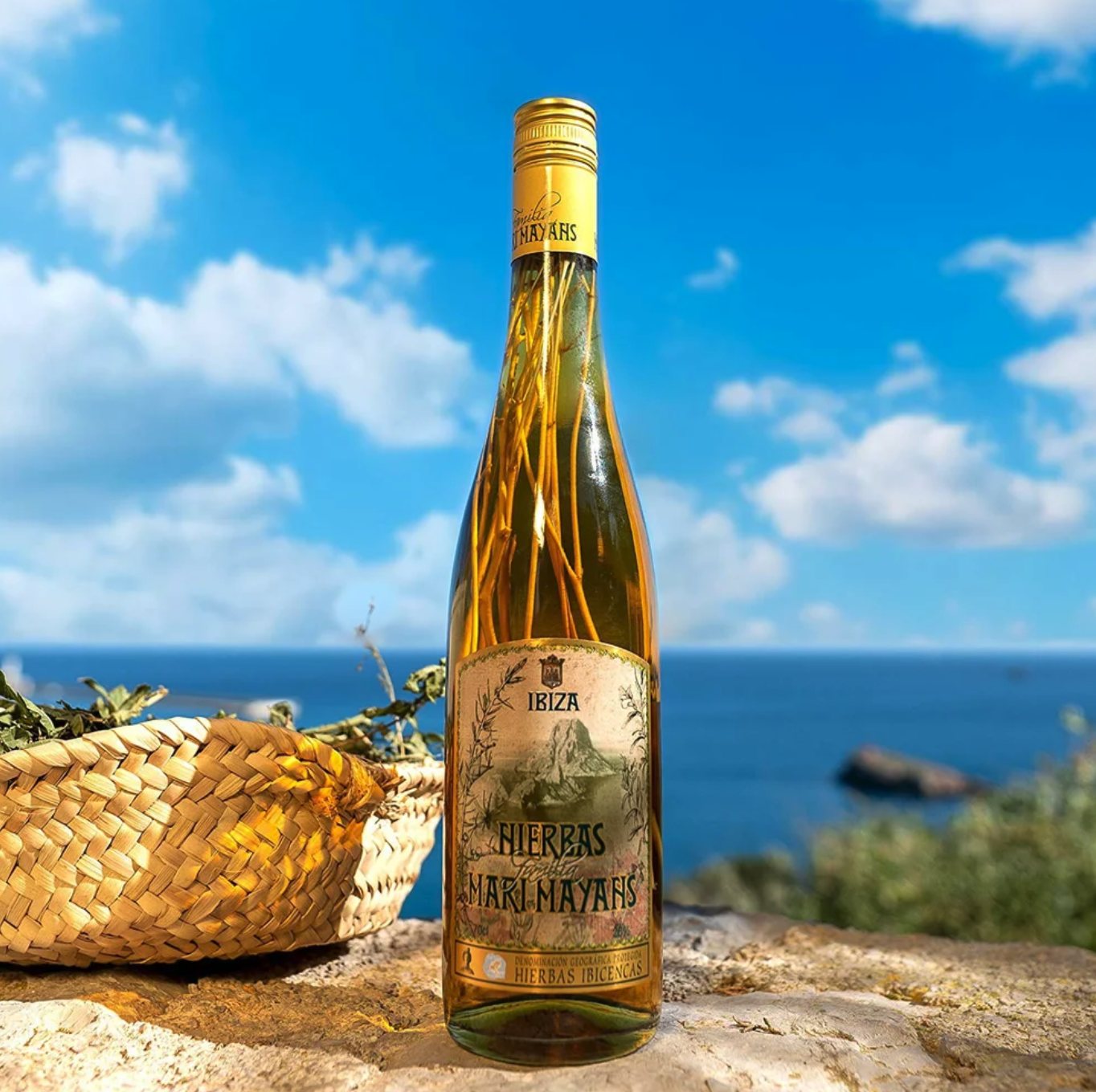 Een fles hierbas van Mari Mayans