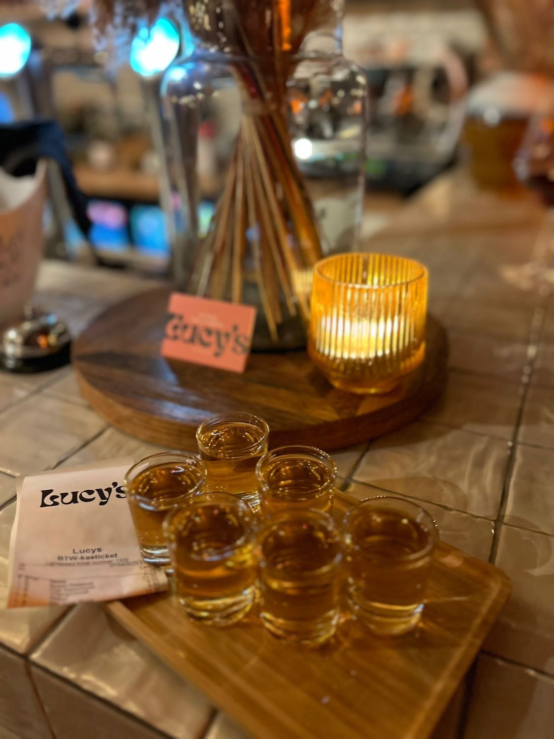 Shotjes hierbas op de toog van Lucy's