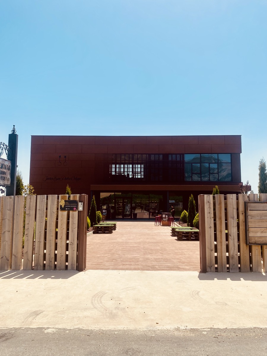 De bodega van Javier San Pedro Ortega met het terras ervoor