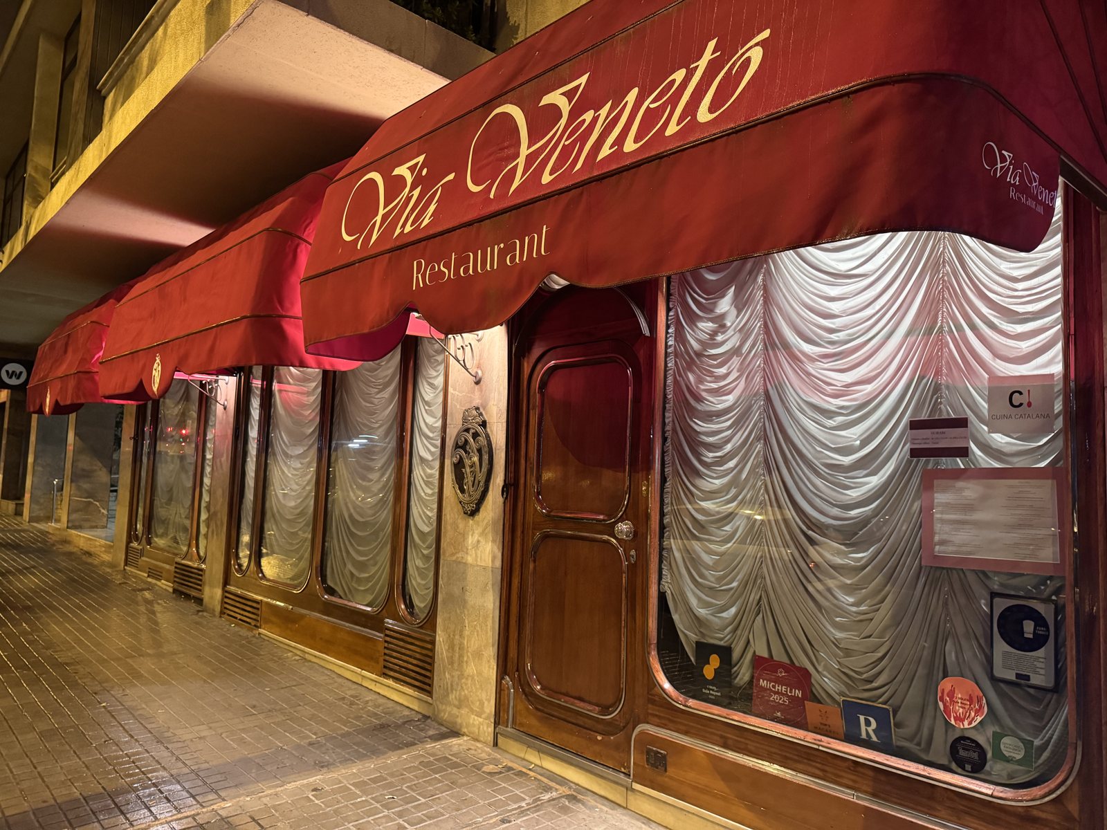 De gevel van Via Veneto in Barcelona